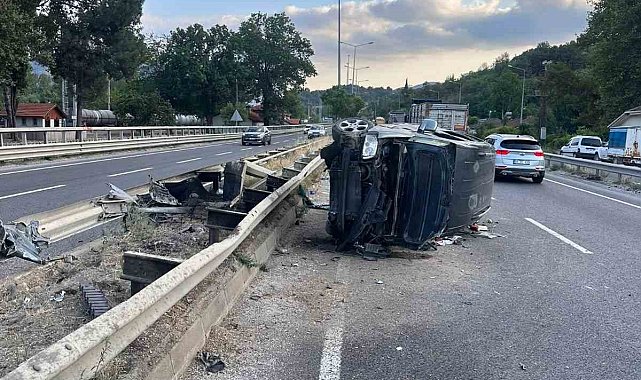 Bilecik'te otomobil bariyerlere çarptı: 3 yaralı