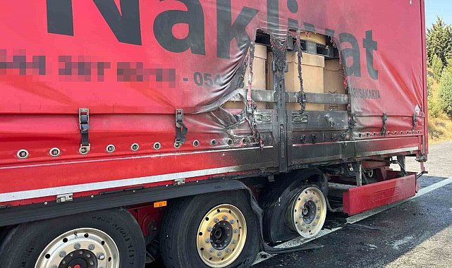 Bilecik'te seyir halindeki tırın dorsesi alev aldı