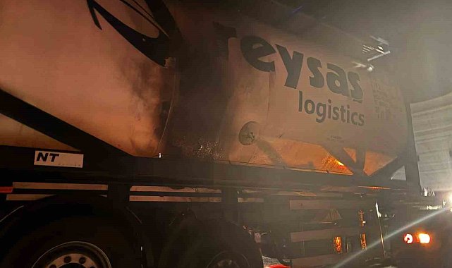 Bilecik'te seyir halindeki tırın dorsesi alev aldı
