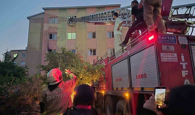 Bingöl'de 16 dairelik bina alevlere teslim oldu: Mahsur kalanları itfaiye merdivenle kurtardı