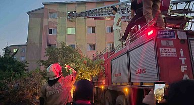 Bingöl'de 16 dairelik bina alevlere teslim oldu: Mahsur kalanları itfaiye merdivenle kurtardı
