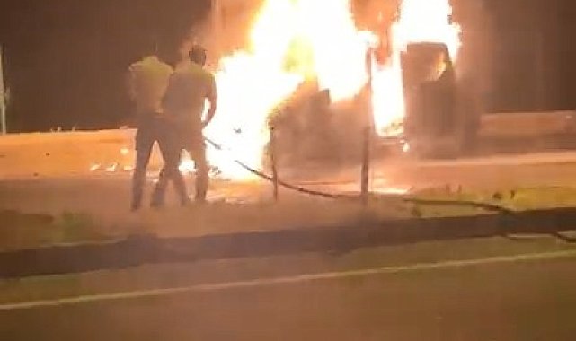 Bingöl'de hafif ticari araç alev alev yandı