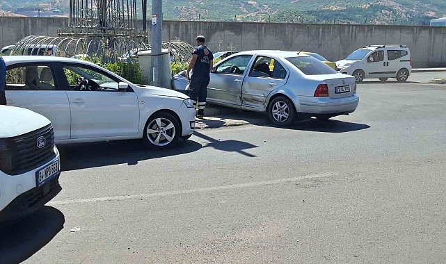 Bingöl'de iki otomobil çarpıştı: 1 yaralı