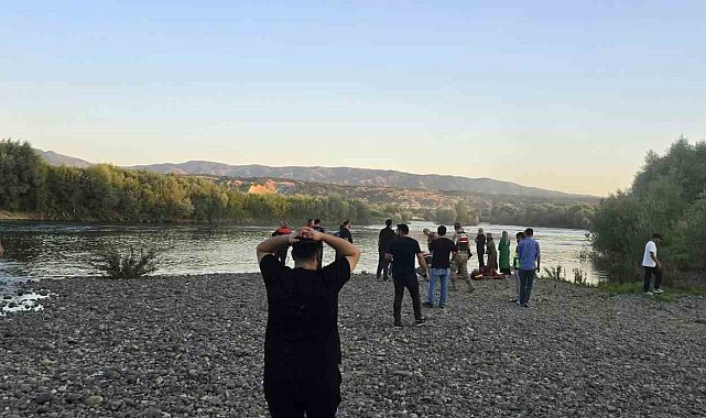 Bingöl'de nehirde akıntıya kapılan iki kardeşten biri kayboldu