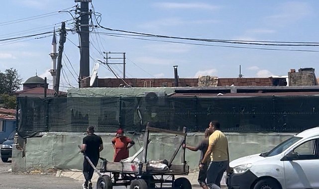 Bir anda hızlanan at arabası hafif ticari araçla çarpıştı: 2 yaralı