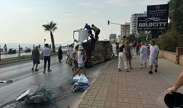 Bisiklete çarpmamak için manevra yapan araç yan yattı: 2 yaralı
