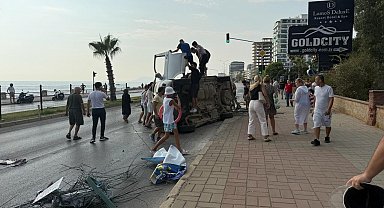 Bisiklete çarpmamak için manevra yapan araç yan yattı: 2 yaralı
