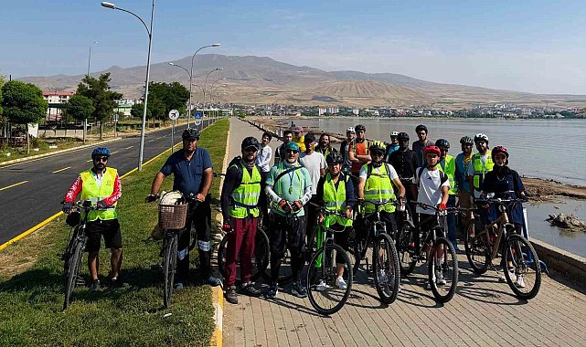 Bitlis'te 30 bisikletli 90 kilometre pedal çevirip Ahlat'ın tarihi mirasını ziyaret etti