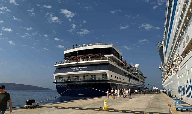 Bodrum'a 2 gemi birden geldi