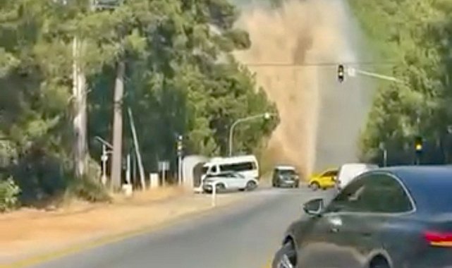 Bodrum'da ana isale hattı patladı, su metrelerce yükseldi: Fırlayan taşlar lüks aracın camını parçaladı