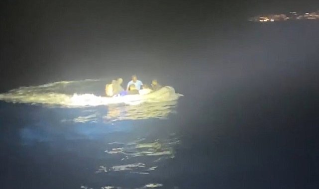 Bodrum'da lastik botta 6 düzensiz göçmen yakalandı