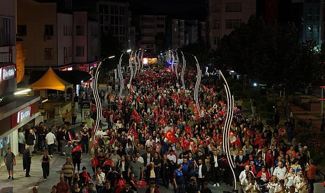 Bolu'da 30 Ağustos Zafer Bayramı fener alayıyla kutlandı