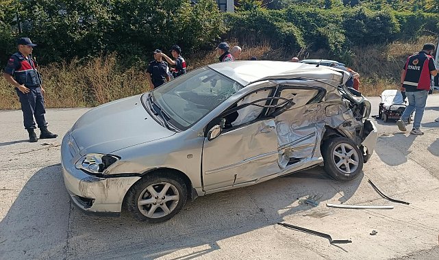 Bolu'da kamyon ile otomobil çarpıştı: 3 yaralı