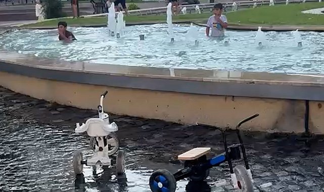 Bolu'da tehlikeli serinlik: Yasağa ve elektrik akımına aldırış etmeden süs havuzunda yüzdüler