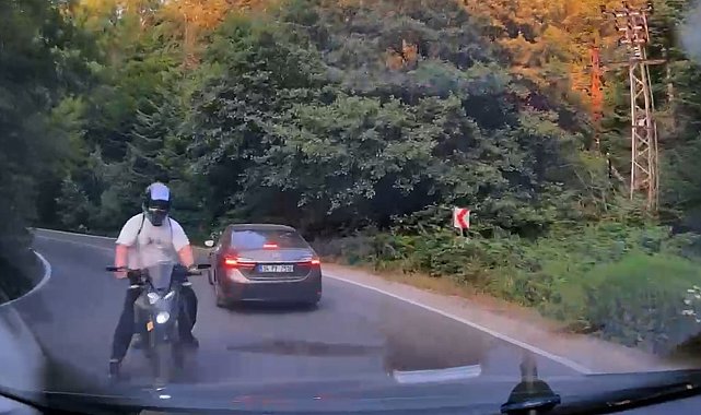 Bolu'da virajı alamayan motosiklet otomobile çarptı