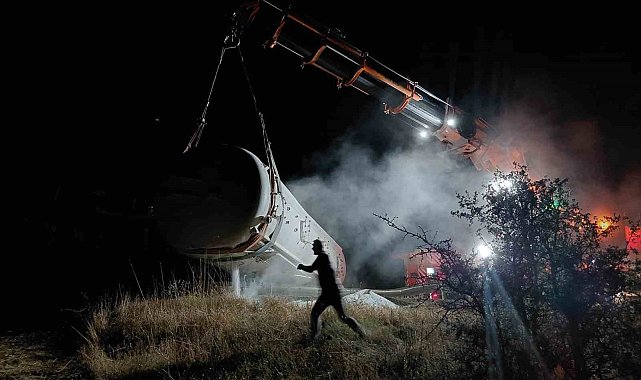 Bolu'da yolu ulaşıma kapatan soda yüklü tırın kaldırılma anı görüntülendi