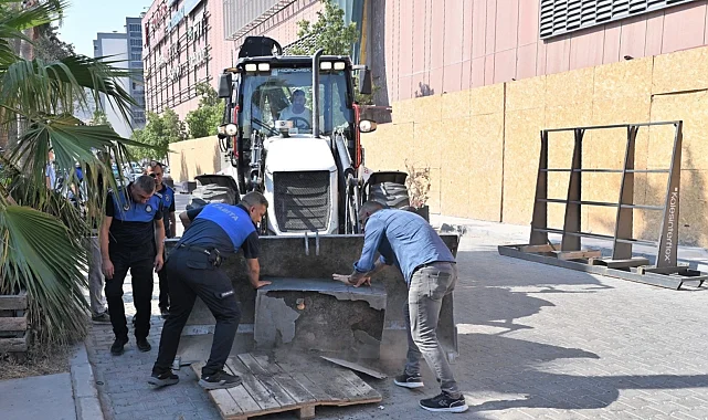 Bornova'da kaldırım ve yol işgallerine sıkı denetim