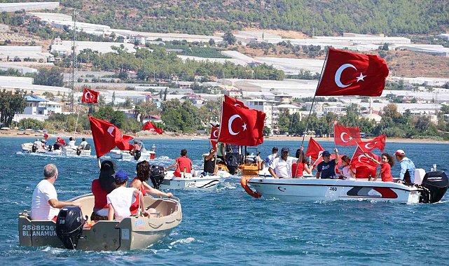 Bozyazı'da amatör balıkçılardan 30 Ağustos'a denizde anlamlı kutlama