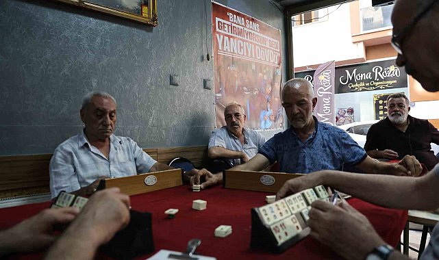 Bu kahvehanede masa yancıları ayrı masada oturuyor