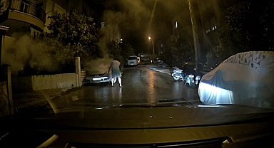 Bu sefer can değil mal kurtardı: Araçtan duman çıktığını fark edip yangın tüpüyle müdahale etti, eşi kornaya basarak sahibine ulaşmaya çalıştı