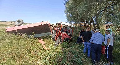 Buğday yüklü traktör devrildi, sürücü yaralandı