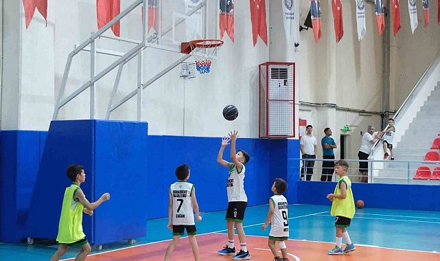 Buharkent'te genç basketbolcular kıyasıya mücadele etti