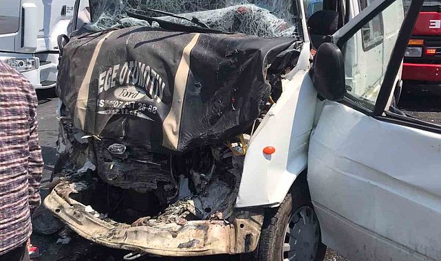 Buharkent'te minibüsler çarpıştı: 8 yaralı