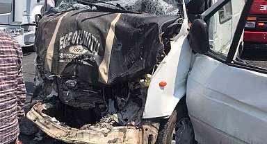 Buharkent'te minibüsler çarpıştı: 8 yaralı
