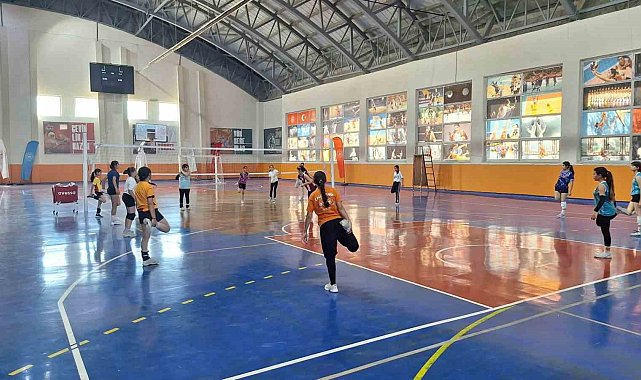 Bulanık'ta voleybol antrenmanları yoğun katılımla devam ediyor