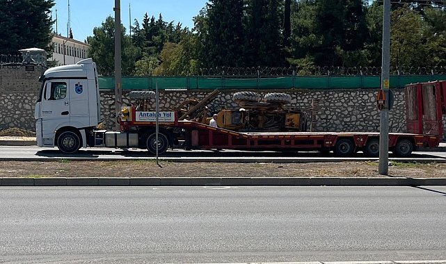Burdur'da ani fren yapan tırın üzerindeki greyder devrildi