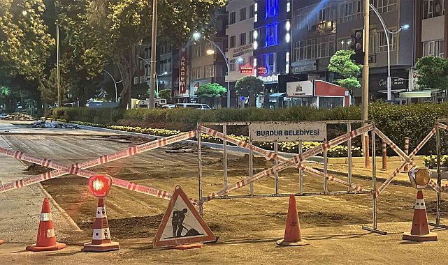 Burdur'da belediyenin gece yaptığı yol çalışması vatandaş talebiyle polis tarafından durduruldu