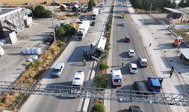 Burdur'da tur otobüsü devrildi, 34 kişi yara almadan kurtuldu