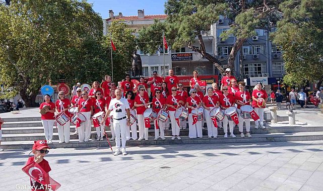 Burhaniye' de Özgür Kanatlar Halk Bandosu törenlere renk kattı