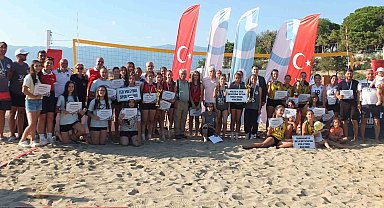 Burhaniye' de plaj voleybolu heyecanı yaşandı
