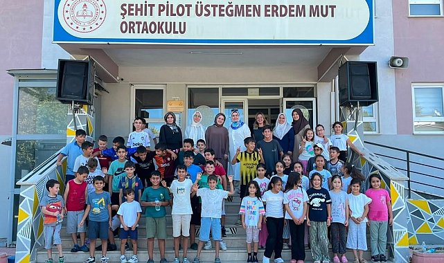 Burhaniye'de kadın muhtar öğrencilere ikramlarda bulundu