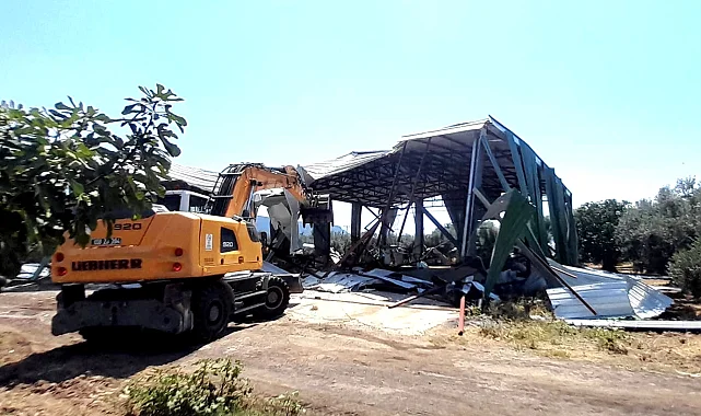 Bursa Osmangazi'de tarım alanına kaçak yapılan depo yıkıldı