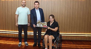 Bursa Osmangazili başarılı pilot kupasını Başkan Aydın'la paylaştı
