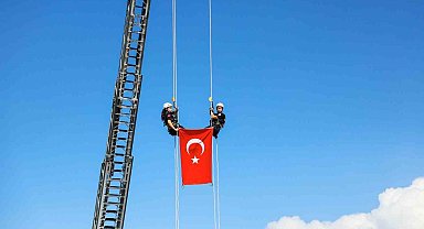 Bursa'da nefes kesen tatbikat; Türk bayrağı metrelerce yükseklikten indirildi