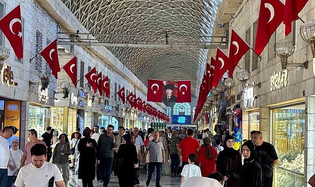 Bursa'da Tarihi Kapalı Çarşı Türk bayraklarıyla donatıldı
