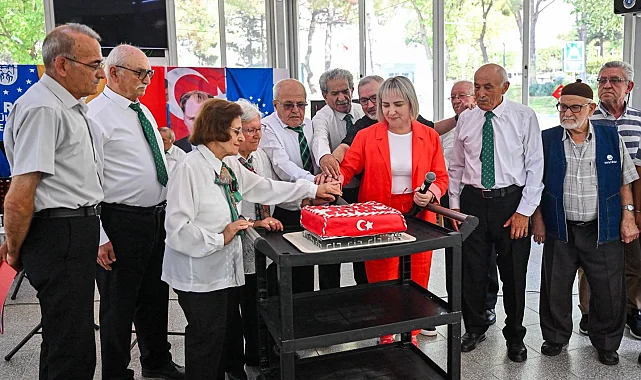 Bursa'da 7'den 70'e 30 Ağustos sevinci