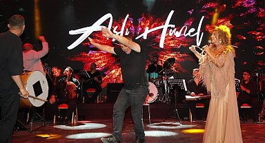 Bursa'da Aslı Hünel'den 'Açıkhava'da müzik ziyafeti
