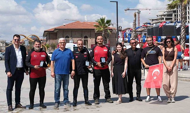 Büyükçekmece'de denizde 660 metrekarelik Türk bayrağı açıldı
