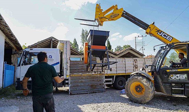 Büyükşehir'den üreticiye yem ezme makinesi desteği