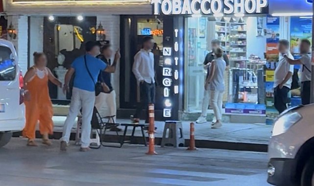 Caddede "Kafanı keserim" diyerek tehdit etti