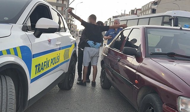 Çalışır haldeki otomobilde uyuyan 2 kişiyi polis güçlükle uyandırdı, araçta 13 sentetik hap ele geçirildi