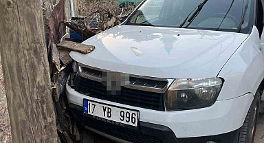 Çanakkale'de duvara çarpan aracın sürücüsü hayatını kaybetti