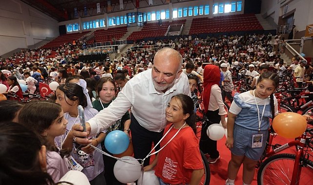 Canik'te 2 bin 500 çocuk hediyelerle buluşuyor