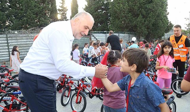 Canik'te camiye giden çocuklar hediyelerine kavuşuyor