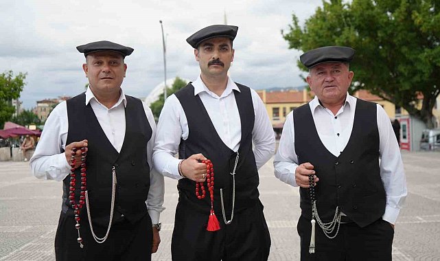 Çarşamba Beyleri, geleneksel kıyafetleriyle geçmişi geleceğe taşıyor