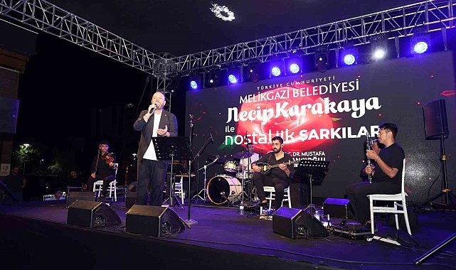 Çarşı Melikgazi'de nostaljik şarkılar gönülleri fethetti
